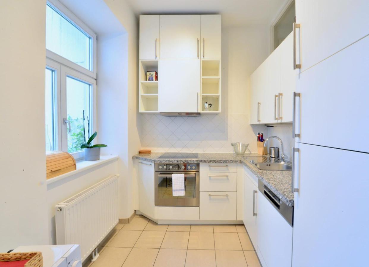Beautiful Flat Next To Karlskirche Vienna Exterior photo
