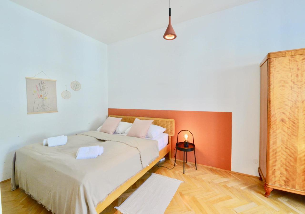 Beautiful Flat Next To Karlskirche Vienna Exterior photo